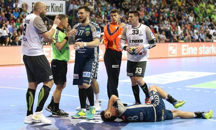 28.04.18, Handball - EHF CUP Quarter Final, Füchse Berlin - CRO RK Nexe Bild: Foul an Hans Lindberg Handball - EHF CUP Quarter Final - Füchse Berlin - CRO RK Nexe