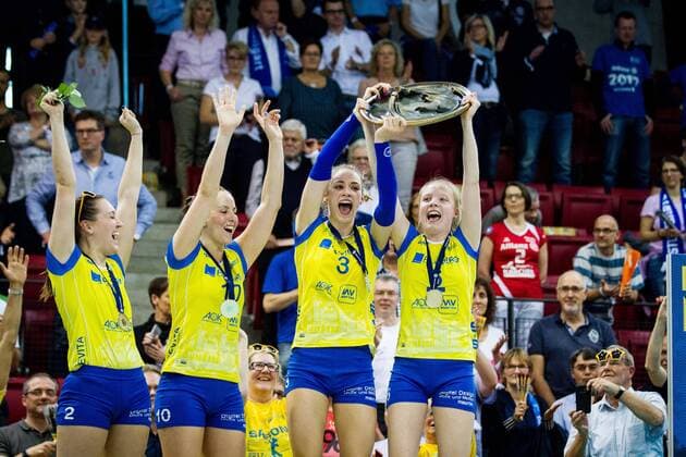 Jubel Martenne Julia Bettendorf ( 2, Schwerin), Denise Hanke ( 10, Schwerin), Louisa Lippmann ( 3, Schwerin) und Jennifer Geerties ( 6, Schwerin) mit der Meisterschale; Volleyball Bundesliga Finale Play-Off Spiel 3: Allianz MTV Stuttgart vs SSC Palmberg Schwerin, SCHARRena Stuttgart, 20180429; Volleyball Bundesliga Finale Play-Off Spiel 3: Allianz MTV Stuttgart vs SSC Palmberg Schwerin, SCHARRena Stuttgart, 20180429 Copyright: xEIBNER Nils_Wuechnerx EP_NWR