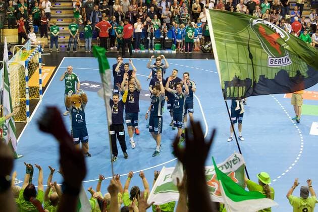 Bilder des Tages - SPORT Handball Berlin 28.04.2018 EHF Cup Saison 2017 2018 Viertelfinale Rückspiel Füchse Berlin - RK Nexe Jubel Füchse mit fans nach dem Spiel