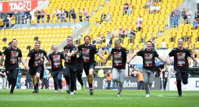 Mannschaft von Fortuna Duesseldorf feiert den Aufstieg, Friedhelm Funkel (Trainer, Fortuna Duesseldorf) Mitte, SG Dynamo Dresden vs. Fortuna Duesseldorf, Fussball, 2. Bundesliga, 28.04.2018, SG Dynamo Dresden vs. Fortuna Duesseldorf, Fussball, 2. Bundesliga, 28.04.2018 Dresden *** Team of Fortuna Duesseldorf celebrates the ascent Friedhelm Funkel Coach Fortuna Duesseldorf Mitte SG Dynamo Dresden vs Fortuna Duesseldorf Soccer 2 Bundesliga 28 04 2018 SG Dynamo Dresden vs Fortuna Duesseldorf Soccer 2 Bundesliga 28 04 2018 Dresden Copyright: xEIBNER BertxHarzerx EP_BHR