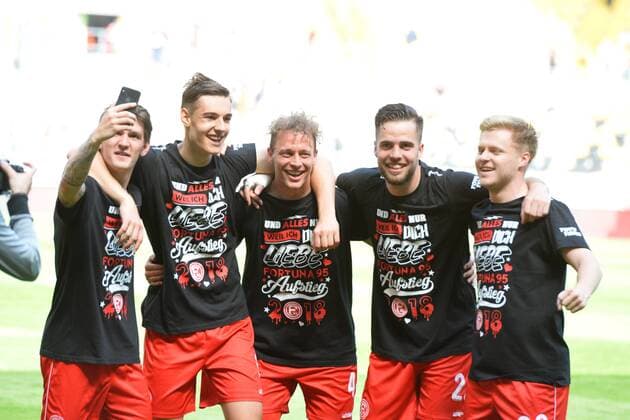 Mannschaft von Fortuna Duesseldorf feiert den Aufstieg, SG Dynamo Dresden vs. Fortuna Duesseldorf, Fussball, 2. Bundesliga, 28.04.2018, SG Dynamo Dresden vs. Fortuna Duesseldorf, Fussball, 2. Bundesliga, 28.04.2018 Dresden *** Team of Fortuna Duesseldorf celebrate promotion SG Dynamo Dresden vs Fortuna Duesseldorf Soccer 2 Bundesliga 28 04 2018 SG Dynamo Dresden vs Fortuna Duesseldorf Soccer 2 Bundesliga 28 04 2018 Dresden Copyright: xEIBNER BertxHarzerx EP_BHR