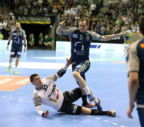 GER, EHF, FUECHSE BERLIN VS. RK Nexe 28.04.2018, Max Schmeling Halle, Berlin, GER, EHF, FUECHSE BERLIN VS. RK Nexe, im Bild Oliver Milde (Fuechse Berlin 5), Mario Tomic (Nexe 33)