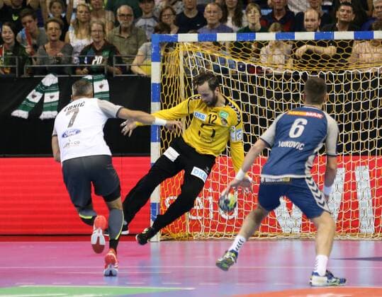 GER, EHF, FUECHSE BERLIN VS. RK Nexe 28.04.2018, Max Schmeling Halle, Berlin, GER, EHF, FUECHSE BERLIN VS. RK Nexe, im Bild 7m, Silvio Heinevetter (Fuechse Berlin 12), Vedran Zrnic (Nexe 7)