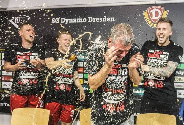 Fußball, 2. Bundesliga, Saison 2017 2018, SG Dynamo Dresden, 32. Spieltag, SG Dynamo Dresden - Fortuna Düsseldorf (28.04.2018), DDV - Stadion, Dresden. Düsseldorfs Trainer Friedhelm Funkel wird von seinen Spielern nach dem Aufstieg in die Bundesliga während der Pressekonferenz mit Bier geduscht. *** Football 2 Bundesliga Season 2017 2018 SG Dynamo Dresden 32 Matchday SG Dynamo Dresden Fortuna Dusseldorf 28 04 2018 DDV Stadion Dresden Dusseldorf coach Friedhelm Funkel is showered by his players after the promotion to the Bundesliga during the press conference with beer RM001