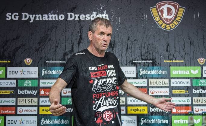 Fußball, 2. Bundesliga, Saison 2017 2018, SG Dynamo Dresden, 32. Spieltag, SG Dynamo Dresden - Fortuna Düsseldorf (28.04.2018), DDV - Stadion, Dresden. Düsseldorfs Trainer Friedhelm Funkel nach der Bierdusche seiner Spieler nach dem Aufstieg in die Bundesliga während der Pressekonferenz. *** Football 2 Bundesliga Season 2017 2018 SG Dynamo Dresden 32 Matchday SG Dynamo Dresden Fortuna Dusseldorf 28 04 2018 DDV Stadion Dresden Dusseldorf coach Friedhelm Funkel after the beer shower of his players after the promotion to the Bundesliga during the press conference RM001