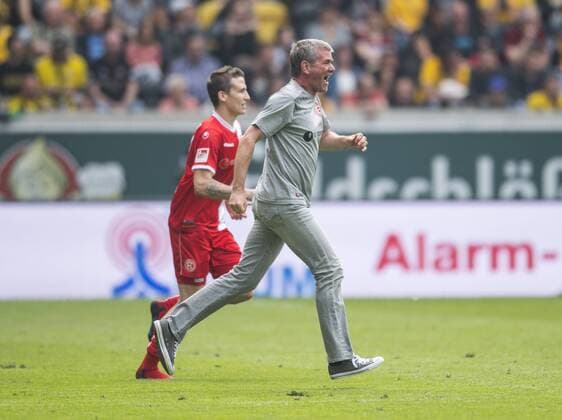 Fußball, 2. Bundesliga, Saison 2017 2018, SG Dynamo Dresden, 32. Spieltag, SG Dynamo Dresden - Fortuna Düsseldorf (28.04.2018), DDV - Stadion, Dresden. Düsseldorfs Trainer Friedhelm Funkel und seine Spieler jubeln nach dem Sieg und dem Auftsieg in die Bundesliga. *** Football 2 Bundesliga Season 2017 2018 SG Dynamo Dresden 32 Matchday SG Dynamo Dresden Fortuna Dusseldorf 28 04 2018 DDV Stadion Dresden Dusseldorf coach Friedhelm Funkel and his players cheer after winning and winning the Bundesliga RM001