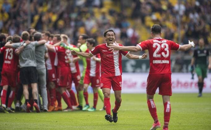 Fußball, 2. Bundesliga, Saison 2017 2018, SG Dynamo Dresden, 32. Spieltag, SG Dynamo Dresden - Fortuna Düsseldorf (28.04.2018), DDV - Stadion, Dresden. Düsseldorfs Takashi Usami (li.) und Niko Gießelmann jubeln nach dem Sieg und dem Auftsieg in die Bundesliga. *** Football 2 Bundesliga Season 2017 2018 SG Dynamo Dresden 32 Matchday SG Dynamo Dresden Fortuna Dusseldorf 28 04 2018 DDV Stadion Dresden Dusseldorfs Takashi Usami li and Niko Gießelmann cheer after winning and winning the Bundesliga RM001