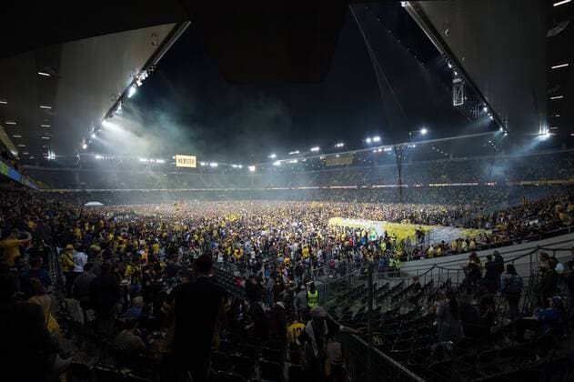 Fussball Super League - BSC Young Boys - FC Luzern Bern, 28.04.2018, Fussball Super League, Saison 2017 2018, BSC Young Boys - FC Luzern, die Fans vom BSC Young Boys stürmen nach dem Schlusspfiff das Spielfeld.