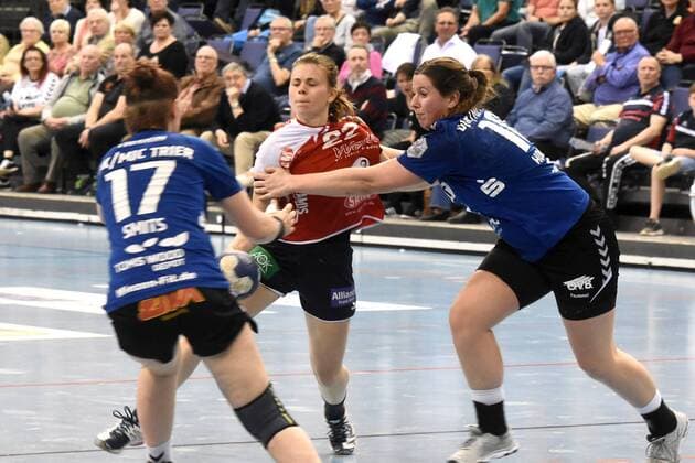 Marie-Christine Beddies von Herrenberg (mitte) gg. Aaricia Smits (links) und Lindsey Houben GER, DJK MJC Trier - SG H2Ku Herrenberg, Handball, 2.Liga, Frauen, 28.04.2018 Trier Copyright: xEIBNER Kraemerx EP_EER