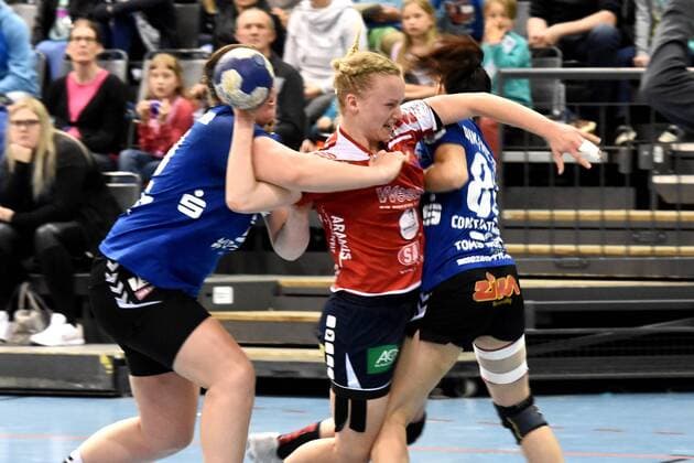 Aylin Bok von Herrenberg (mitte) gg.Lindsey Houben (links) und Ramona Elena Constantinescu GER, DJK MJC Trier - SG H2Ku Herrenberg, Handball, 2.Liga, Frauen, 28.04.2018 Trier Copyright: xEIBNER Kraemerx EP_EER