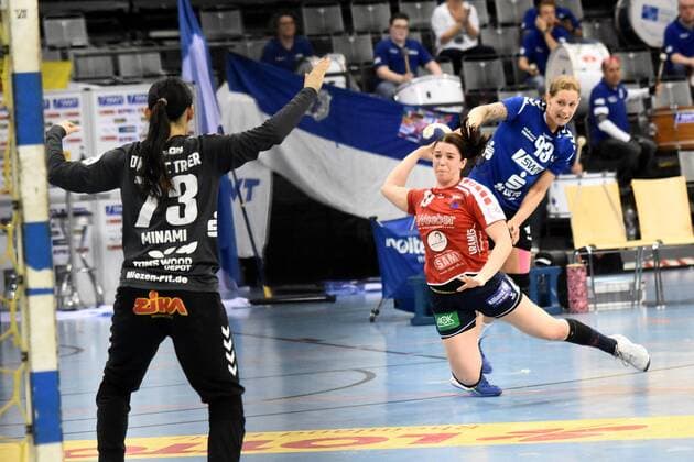 Lea Neubrander von Herrenberg (mitte beim Wurf) gg. Tina Welter. Im Tor Yuko Minami GER, DJK MJC Trier - SG H2Ku Herrenberg, Handball, 2.Liga, Frauen, 28.04.2018 Trier Copyright: xEIBNER Kraemerx EP_EER
