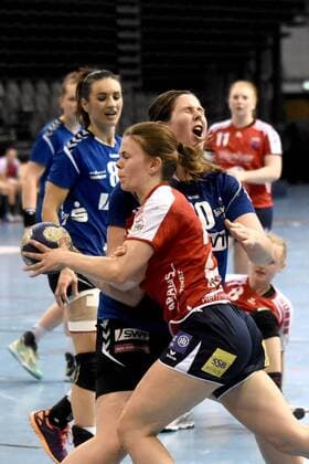 DJK MJC Trier : Herrenberg Marie-Christine Beddies von Herrenberg (vorne) gg. Lindsey Houben GER, DJK MJC Trier - SG H2Ku Herrenberg, Handball, 2.Liga, Frauen, 28.04.2018 Trier Copyright: xEIBNER Kraemerx EP_EER