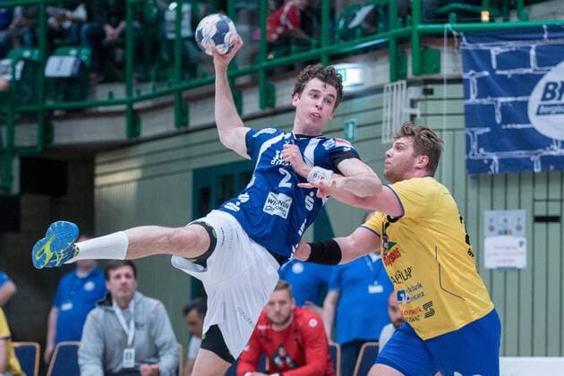 Maximilian Leon Bettin ( 2, Bergischer HC) beim Wurf gegen Chris Berchtenbreiter ( 28, HSG Konstanz) Bergischer HC vs. HSG Konstanz, Handball, 2. Handball Bundesliga, 28.04.18 Wuppertal NRW Deutschland Uni-Halle