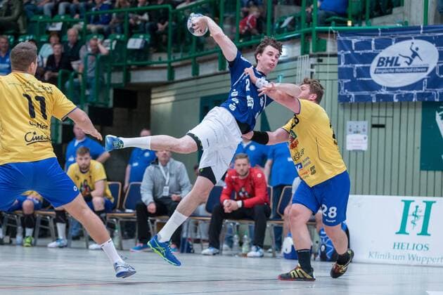 Maximilian Leon Bettin ( 2, Bergischer HC) beim Wurf gegen Chris Berchtenbreiter ( 28, HSG Konstanz) Bergischer HC vs. HSG Konstanz, Handball, 2. Handball Bundesliga, 28.04.18 Wuppertal NRW Deutschland Uni-Halle