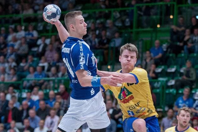 Maciej Majdzinski ( 14, Bergischer HC) beim Wurf gegen Paul Kaletsch ( 15, HSG Konstanz) Bergischer HC vs. HSG Konstanz, Handball, 2. Handball Bundesliga, 28.04.18 Wuppertal NRW Deutschland Uni-Halle