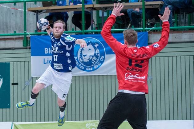 Jan Artmann ( 17, Bergischer HC) beim Wurf gegen Konstantin Poltrum ( 12, HSG Konstanz) Bergischer HC vs. HSG Konstanz, Handball, 2. Handball Bundesliga, 28.04.18 Wuppertal NRW Deutschland Uni-Halle