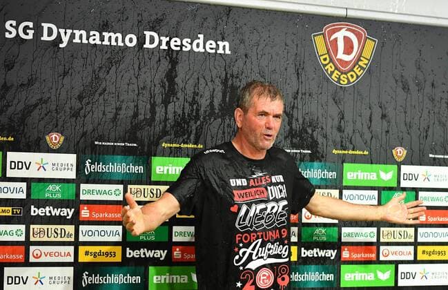 Trainer Friedhelm Funkel (Düsseldorf) nach Bier- und Sektdusche auf der Pressekonferenz nach dem Spiel, SG Dynamo Dresden gegen Fortuna Düsseldorf, Fußball, Fussball, 2. Bundesliga, Saison 2017 2018, DDV-Stadion Dresden, 28.04.2018, *** Coach Friedhelm Funkel Dusseldorf after beer and sparkling wine at the press conference after the game SG Dynamo Dresden against Fortuna Dusseldorf Football Soccer 2 Bundesliga Season 2017 2018 DDV Stadion Dresden 28 04 2018