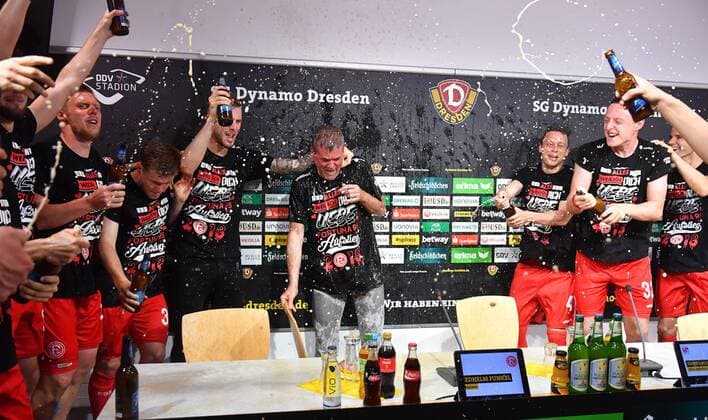 Mitte: Trainer Friedhelm Funkel (Düsseldorf) feiert mit seiner Mannschaft mit Bier- und Sektdusche auf der Pressekonferenz den Aufstieg in die 1. Liga, SG Dynamo Dresden gegen Fortuna Düsseldorf, Fußball, Fussball, 2. Bundesliga, Saison 2017 2018, DDV-Stadion Dresden, 28.04.2018, *** Middle coach Friedhelm Funkel Dusseldorf celebrates with his team with beer and champagne shower at the press conference promotion to the 1 league SG Dynamo Dresden against Fortuna Dusseldorf Football Soccer 2 Bundesliga season 2017 2018 DDV Stadium Dresden 28 04 2018