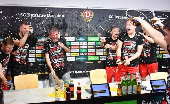 Mitte: Trainer Friedhelm Funkel (Düsseldorf) feiert mit seiner Mannschaft mit Bier- und Sektdusche auf der Pressekonferenz den Aufstieg in die 1. Liga, SG Dynamo Dresden gegen Fortuna Düsseldorf, Fußball, Fussball, 2. Bundesliga, Saison 2017 2018, DDV-Stadion Dresden, 28.04.2018, *** Middle coach Friedhelm Funkel Dusseldorf celebrates with his team with beer and champagne shower at the press conference promotion to the 1 league SG Dynamo Dresden against Fortuna Dusseldorf Football Soccer 2 Bundesliga season 2017 2018 DDV Stadium Dresden 28 04 2018