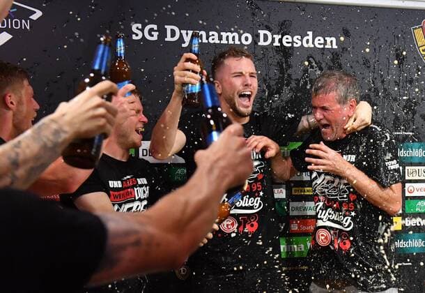 Bilder des Tages - SPORT Mitte: Trainer Friedhelm Funkel (Düsseldorf) feiert mit seiner Mannschaft mit Bier- und Sektdusche auf der Pressekonferenz den Aufstieg in die 1. Liga, SG Dynamo Dresden gegen Fortuna Düsseldorf, Fußball, Fussball, 2. Bundesliga, Saison 2017 2018, DDV-Stadion Dresden, 28.04.2018, *** Middle coach Friedhelm Funkel Dusseldorf celebrates with his team with beer and champagne shower at the press conference promotion to the 1 league SG Dynamo Dresden against Fortuna Dusseldorf Football Soccer 2 Bundesliga season 2017 2018 DDV Stadium Dresden 28 04 2018