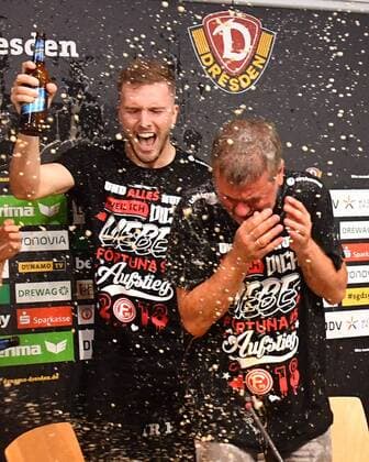Mitte: Trainer Friedhelm Funkel (Düsseldorf) feiert mit seiner Mannschaft mit Bier- und Sektdusche auf der Pressekonferenz den Aufstieg in die 1. Liga, SG Dynamo Dresden gegen Fortuna Düsseldorf, Fußball, Fussball, 2. Bundesliga, Saison 2017 2018, DDV-Stadion Dresden, 28.04.2018, *** Middle coach Friedhelm Funkel Dusseldorf celebrates with his team with beer and champagne shower at the press conference promotion to the 1 league SG Dynamo Dresden against Fortuna Dusseldorf Football Soccer 2 Bundesliga season 2017 2018 DDV Stadium Dresden 28 04 2018