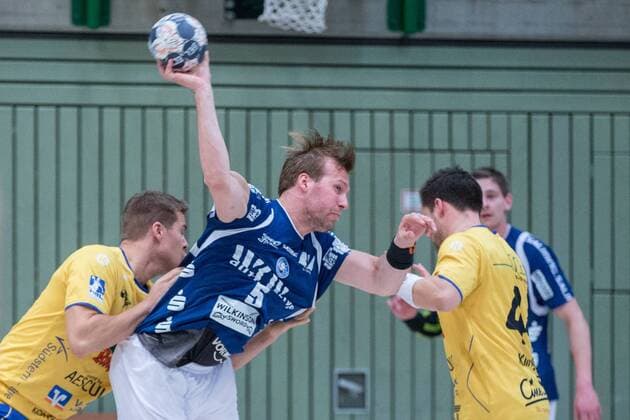 Michael Oehler ( 11, HSG Konstanz) und Felix Klingler ( 44, HSG Konstanz) können Max Darj ( 5, Bergischer HC) nicht am Wurf hindern Bergischer HC vs. HSG Konstanz, Handball, 2. Handball Bundesliga, 28.04.18 Wuppertal NRW Deutschland Uni-Halle