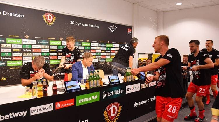 Mitte: Trainer Friedhelm Funkel (Düsseldorf) feiert mit seiner Mannschaft mit Bier- und Sektdusche auf der Pressekonferenz den Aufstieg in die 1. Liga, im Hintergrund flüchtet Trainer Uwe Neuhaus (Dresden), SG Dynamo Dresden gegen Fortuna Düsseldorf, Fußball, Fussball, 2. Bundesliga, Saison 2017 2018, DDV-Stadion Dresden, 28.04.2018, *** Middle coach Friedhelm Funkel Dusseldorf celebrates with his team with beer and champagne shower at the press conference promotion to the league in the background escapes coach Uwe Neuhaus Dresden SG Dynamo Dresden against Fortuna Dusseldorf Soccer Football 2 Bundesliga season 2017 2018 DDV Stadion Dresden 28 04 2018