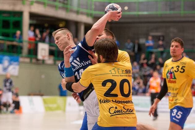 Maciej Majdzinski ( 14, Bergischer HC) im Duell mit Fabian Maier-Hasselmann ( 20, HSG Konstanz) Bergischer HC vs. HSG Konstanz, Handball, 2. Handball Bundesliga, 28.04.18 Wuppertal NRW Deutschland Uni-Halle