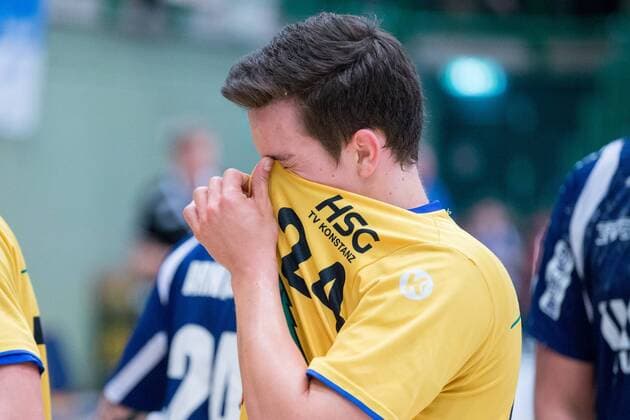 Bilder des Tages - SPORT Tim Jud ( 24, HSG Konstanz) nach dem Spiel enttäuscht Bergischer HC vs. HSG Konstanz, Handball, 2. Handball Bundesliga, 28.04.18 Wuppertal NRW Deutschland Uni-Halle
