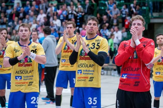 Chris Berchtenbreiter ( 28, HSG Konstanz), Maximilian Schwarz ( 35, HSG Konstanz) und Konstantin Poltrum ( 12, HSG Konstanz) nach dem Spiel Bergischer HC vs. HSG Konstanz, Handball, 2. Handball Bundesliga, 28.04.18 Wuppertal NRW Deutschland Uni-Halle
