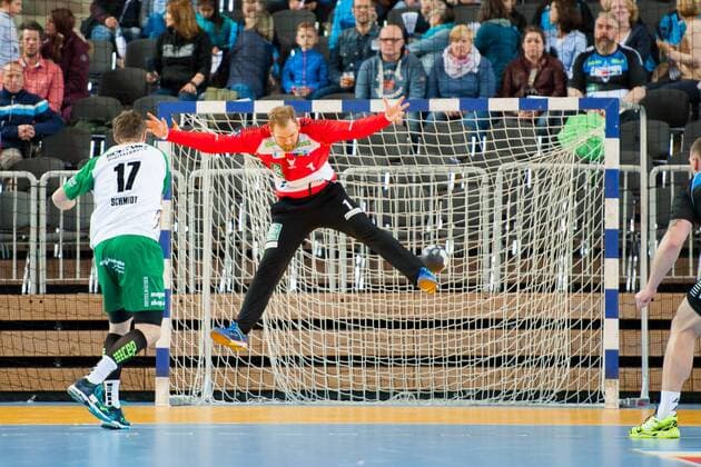 Patrick Schmidt (Nr.17, Rimpar) erzielt einen Treffer. torwart Mikkel Moldrup (Nr.1, Vikings) ist hier ohne Chance HC Rhein Vikings vs. DJK Rimpar Wölfe, Handball, 2. Bundesliga, 28.04.18 Düsseldorf NRW Deutschland Castello