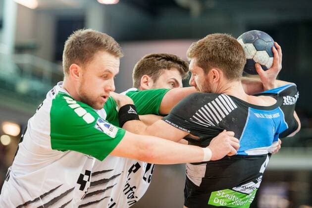 Steffen Kaufmann (Nr.18, Rimpar) und Max Bauer (Nr.29, Rimpar) im Hintergrund versuchen Christian Hoße (Nr.4, Vikings) am Wurf zu hindern HC Rhein Vikings vs. DJK Rimpar Wölfe, Handball, 2. Bundesliga, 28.04.18 Düsseldorf NRW Deutschland Castello