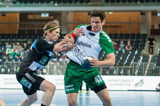 Zweikampf zwischen Benedikt Brielmeier (Nr.43, Rimpar) und Dennis Aust (Nr.7, Vikings) HC Rhein Vikings vs. DJK Rimpar Wölfe, Handball, 2. Bundesliga, 28.04.18 Düsseldorf NRW Deutschland Castello