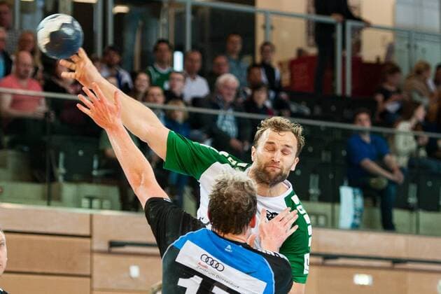 Stefan Schmitt (Nr.7, Rimpar) wirft auf das Tor. Bennet Johnen (Nr.17, Vikings) versucht einzugreifen HC Rhein Vikings vs. DJK Rimpar Wölfe, Handball, 2. Bundesliga, 28.04.18 Düsseldorf NRW Deutschland Castello