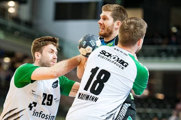 Christian Hoße (Nr.4, Vikings) wird von Max Bauer (Nr.29, Rimpar) und Steffen Kaufmann (Nr.18, Rimpar) bedrängt HC Rhein Vikings vs. DJK Rimpar Wölfe, Handball, 2. Bundesliga, 28.04.18 Düsseldorf NRW Deutschland Castello