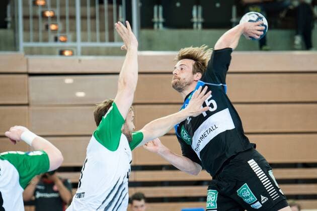 Niklas Weis (Nr.15, Vikings) wirft auf das Tor der Gäste HC Rhein Vikings vs. DJK Rimpar Wölfe, Handball, 2. Bundesliga, 28.04.18 Düsseldorf NRW Deutschland Castello