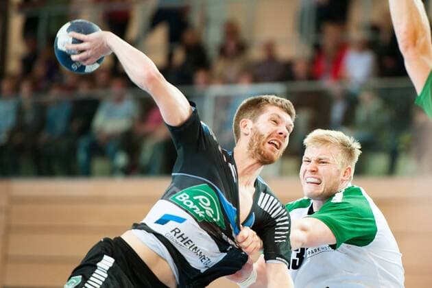 Christian Hoße (Nr.4, Vikings) wirft auf das Tor. Patrick Gempp (Nr.13, Rimpar) versucht einzugreifen HC Rhein Vikings vs. DJK Rimpar Wölfe, Handball, 2. Bundesliga, 28.04.18 Düsseldorf NRW Deutschland Castello