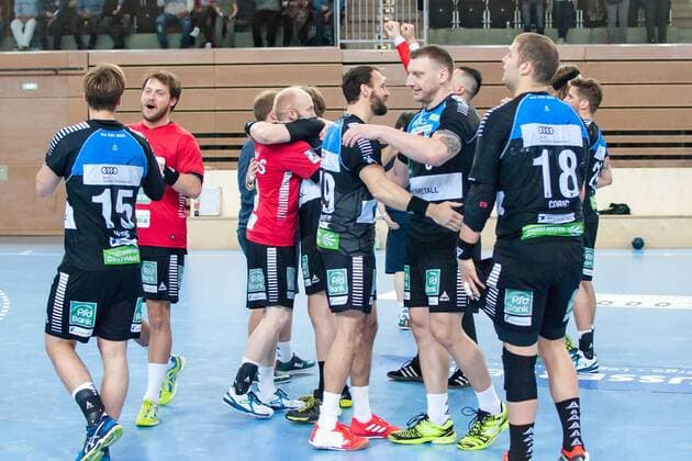 Freude nach dem Spielende bei den Rhein Vikings HC Rhein Vikings vs. DJK Rimpar Wölfe, Handball, 2. Bundesliga, 28.04.18 Düsseldorf NRW Deutschland Castello