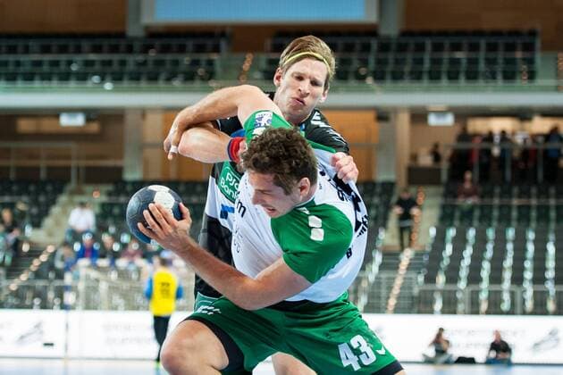 Dennis Aust (Nr.7, Vikings) mit hartem Abwehrteinsatz gegen Benedikt Brielmeier (Nr.43, Rimpar) HC Rhein Vikings vs. DJK Rimpar Wölfe, Handball, 2. Bundesliga, 28.04.18 Düsseldorf NRW Deutschland Castello