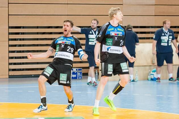 Unbändiger Jubel bei Alexander Oelze (Nr.29, Vikings) nach dem Sieg. Thomas Bahn (Nr.24, Vikings) ballt vor Freude die Fäuste HC Rhein Vikings vs. DJK Rimpar Wölfe, Handball, 2. Bundesliga, 28.04.18 Düsseldorf NRW Deutschland Castello