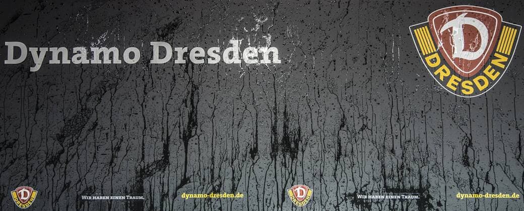 Fußball, 2. Bundesliga, Saison 2017 2018, SG Dynamo Dresden, 32. Spieltag, SG Dynamo Dresden - Fortuna Düsseldorf (28.04.2018), DDV - Stadion, Dresden. Mit Bier bespritzt ist die Rückwand des Podiums im Pressekonferenzraum nach dem Düsseldorfs Trainer Friedhelm Funkel eine Bierdusche seiner Spieler während der Pressekonferenz abbekommen hat. *** Football 2 Bundesliga Season 2017 2018 SG Dynamo Dresden 32 Matchday SG Dynamo Dresden Fortuna Dusseldorf 28 04 2018 DDV Stadion Dresden Splashed with beer, the back wall of the podium in the press conference room after the Dusseldorf coach Friedhelm Funkel got a beer shower from his players during the press conference RM001