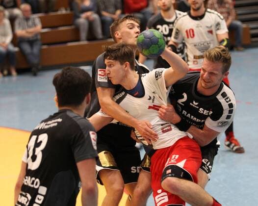 Jakob Fassunge (TGS) in der Zange von Tim Keupp (links) und Michel Stotz (TVN) TV Neuhausen vs TGS Pforzheim; Handball; 3. Liga Neuhausen Copyright: xEibner-Pressefotox EP_akh