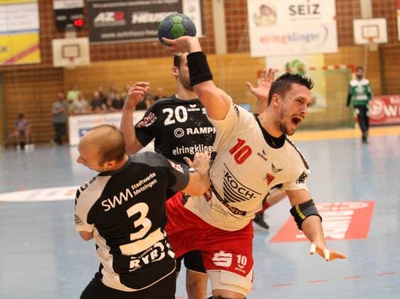 Davor Sruk (TGS), links Daniel Jungel (TVN) TV Neuhausen vs TGS Pforzheim; Handball; 3. Liga Neuhausen Copyright: xEibner-Pressefotox EP_akh