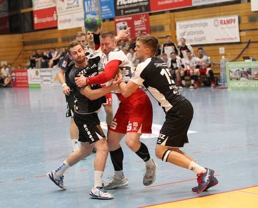 Michal Wysokinski (TGS) in der Zange von Jan Reusch (TVN, links) und Tim Keupp (TVN) TV Neuhausen vs TGS Pforzheim; Handball; 3. Liga Neuhausen Copyright: xEibner-Pressefotox EP_akh