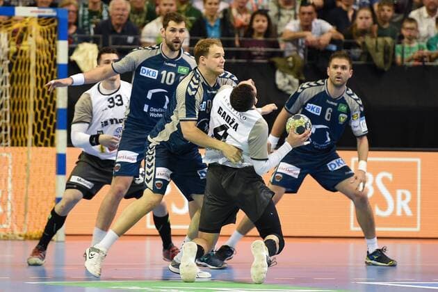 Handball, Herren, EHF-Pokal, Saison 2017 18, Viertelfinale, Rückspiel, Füchse Berlin - RK Nexe, Mario Tomic (Nr. 33, RK Nexe), Jakov Gojun (Nr. 10, Füchse Berlin), Paul Drux (Nr. 95, Füchse Berlin), Ante Gadza (Nr. 4, RK Nexe), Drago Vukovic (Nr. 6, Füchse Berlin), 28.04.18, Copyright: xMichaelxHundtx xMatthiasxKochx