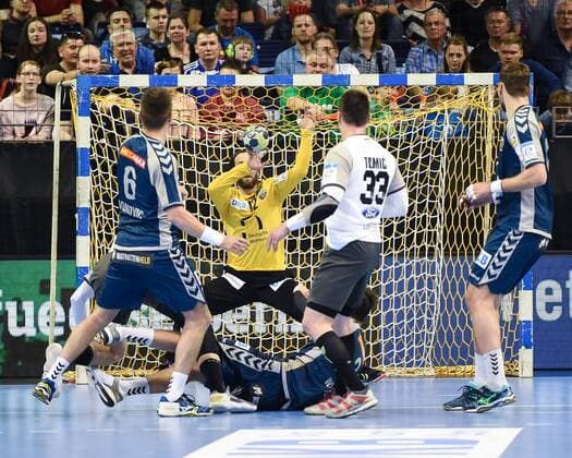 Handball, Herren, EHF-Pokal, Saison 2017 18, Viertelfinale, Rückspiel, Füchse Berlin - RK Nexe, Drago Vukovic (Nr. 6, Füchse Berlin), TW Silvio Heinevetter (Nr. 12, Füchse Berlin), Fabian Wiede (Nr. 3, Füchse Berlin), Mario Tomic (Nr. 33, RK Nexe), Jakov Gojun (Nr. 10, Füchse Berlin), 28.04.18, Copyright: xMichaelxHundtx xMatthiasxKochx