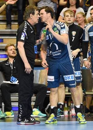 Handball, Herren, EHF-Pokal, Saison 2017 18, Viertelfinale, Rückspiel, Füchse Berlin - RK Nexe, Cheftrainer Velimir Petkovic (Füchse Berlin), Hans Lindberg (Nr. 18, Füchse Berlin), 28.04.18, Copyright: xMichaelxHundtx xMatthiasxKochx