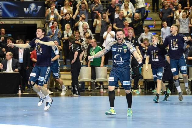 Handball, Herren, EHF-Pokal, Saison 2017 18, Viertelfinale, Rückspiel, Füchse Berlin - RK Nexe, Jubel nach dem Abpfiff, Kevin Struck (Nr. 7, Füchse Berlin), Johan Koch (Nr. 77, Füchse Berlin), 28.04.18, Copyright: xMichaelxHundtx xMatthiasxKochx