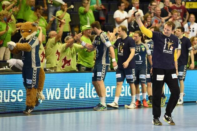 Handball, Herren, EHF-Pokal, Saison 2017 18, Viertelfinale, Rückspiel, Füchse Berlin - RK Nexe, Jubel nach dem Abpfiff, TW Petr Stochl (Nr. 71, Füchse Berlin) ballt die Faust, die Spieler klatschen mit den Fans ab, 28.04.18, Copyright: xMichaelxHundtx xMatthiasxKochx