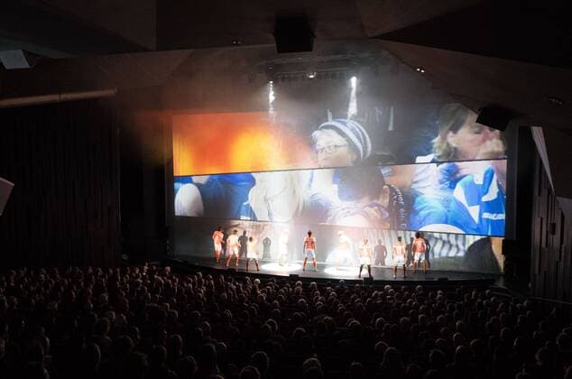28.04.2018, xfux, Fussball 2.Bundesliga, SV Darmstadt 98 Premiere Lilienmusical Aus Tradition anders im Staatstheater in Darmstadt, emspor, emonline, deloka, v.l. Auffuehrung des Lilienmusicals Aus Tradition anders im Staatstheater in Darmstadt Darmstadt